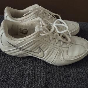 Women's size US 8 Nike Tennis shoes